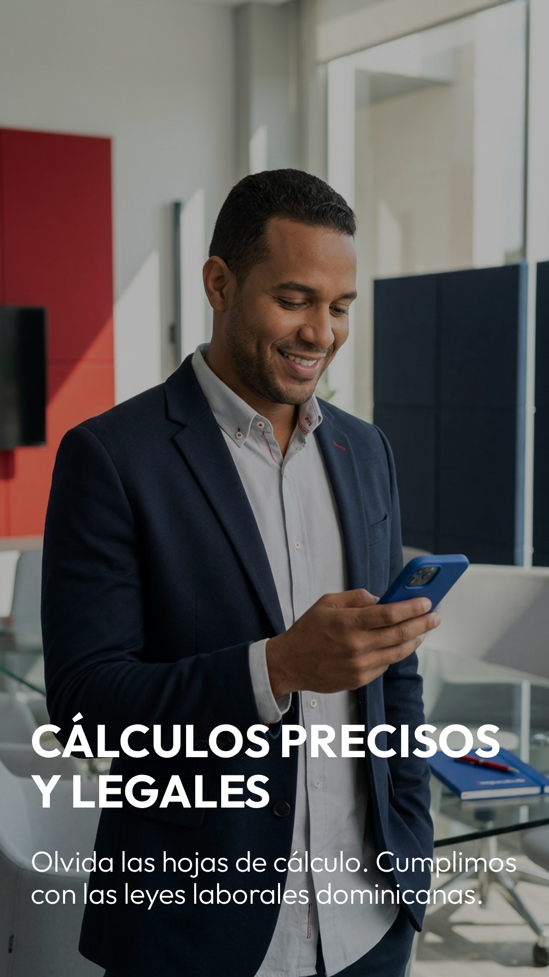 Dominicano usando Impucálculo en su teléfono